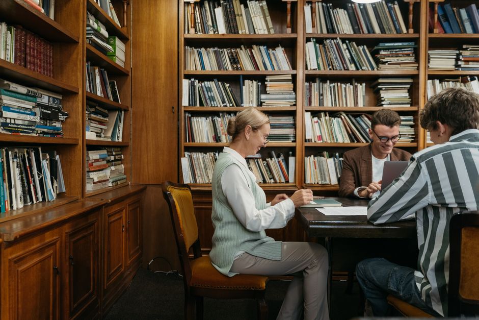 Bibliotecas e Salas de Leitura como Espaços de Cultura e Mediação Literária